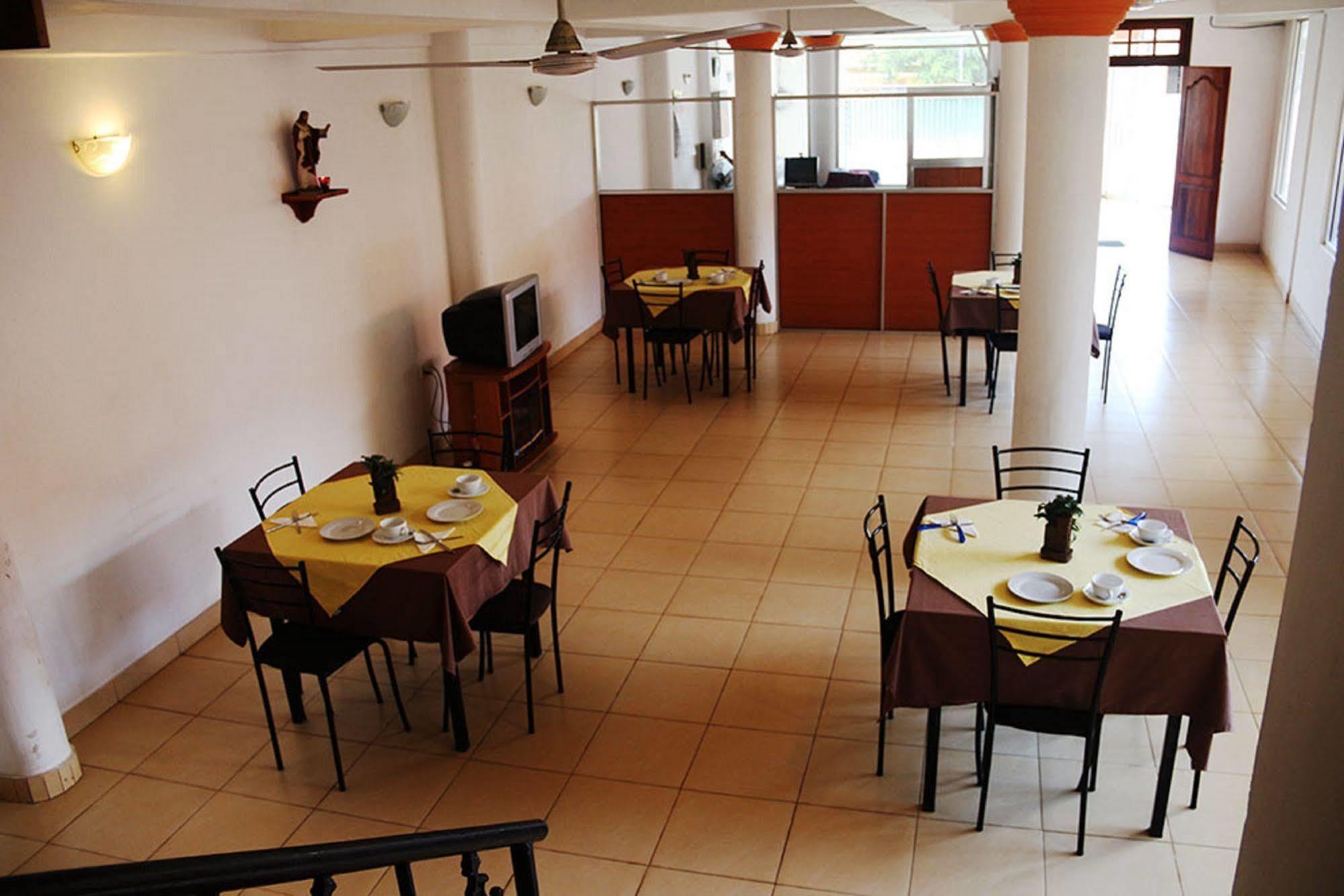 Hotel Red Rose Negombo Bagian luar foto