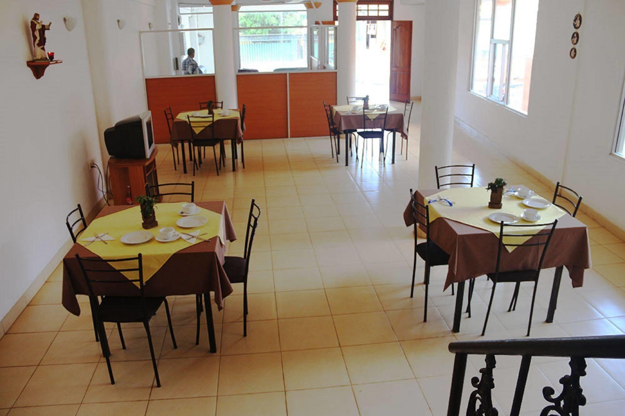 Hotel Red Rose Negombo Bagian luar foto