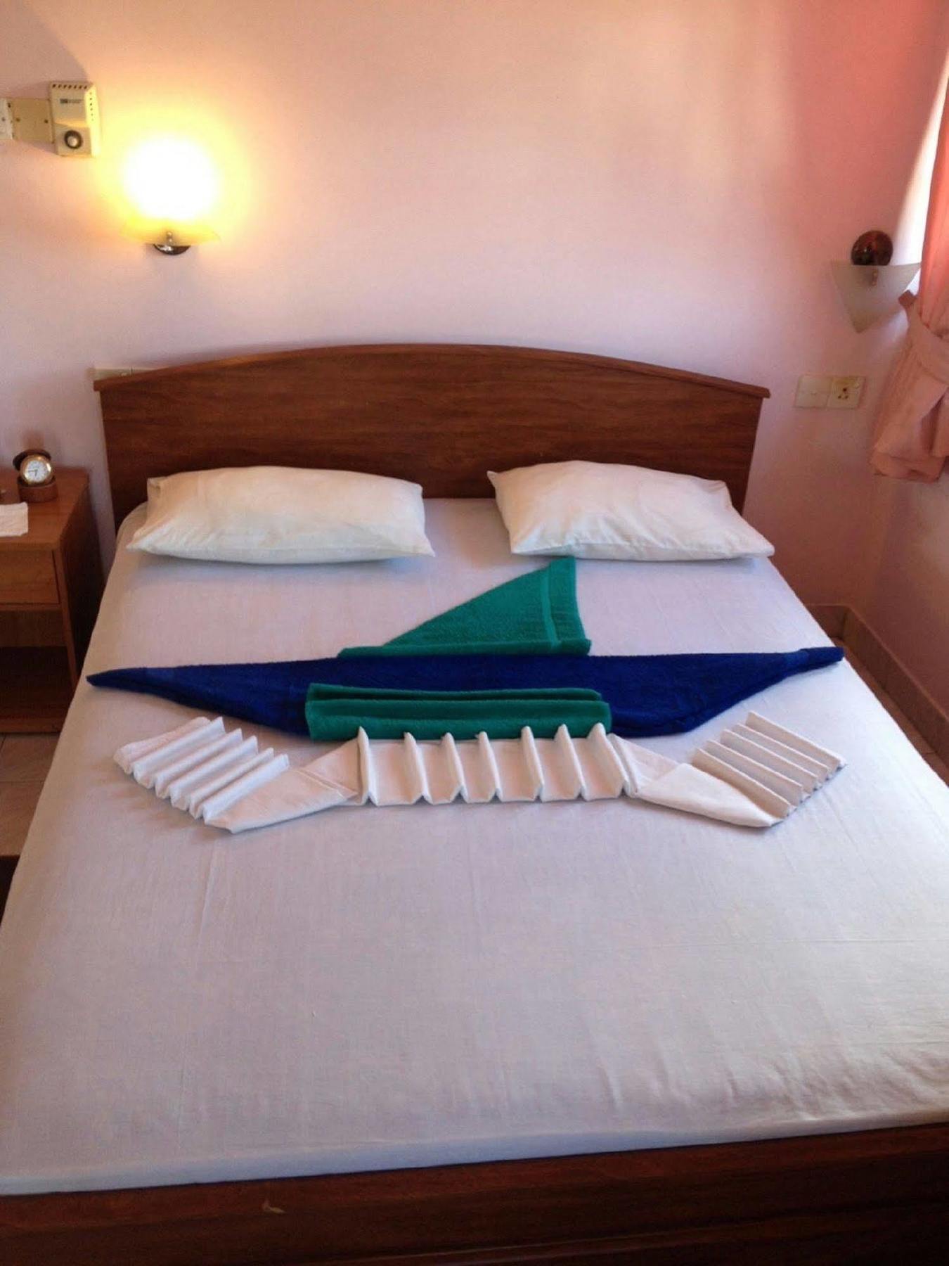 Hotel Red Rose Negombo Bagian luar foto