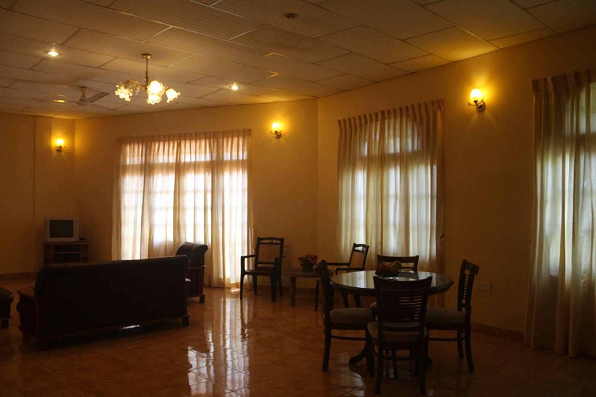 Hotel Red Rose Negombo Bagian luar foto