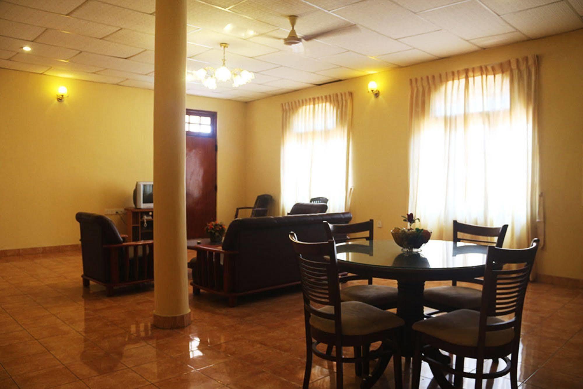 Hotel Red Rose Negombo Bagian luar foto