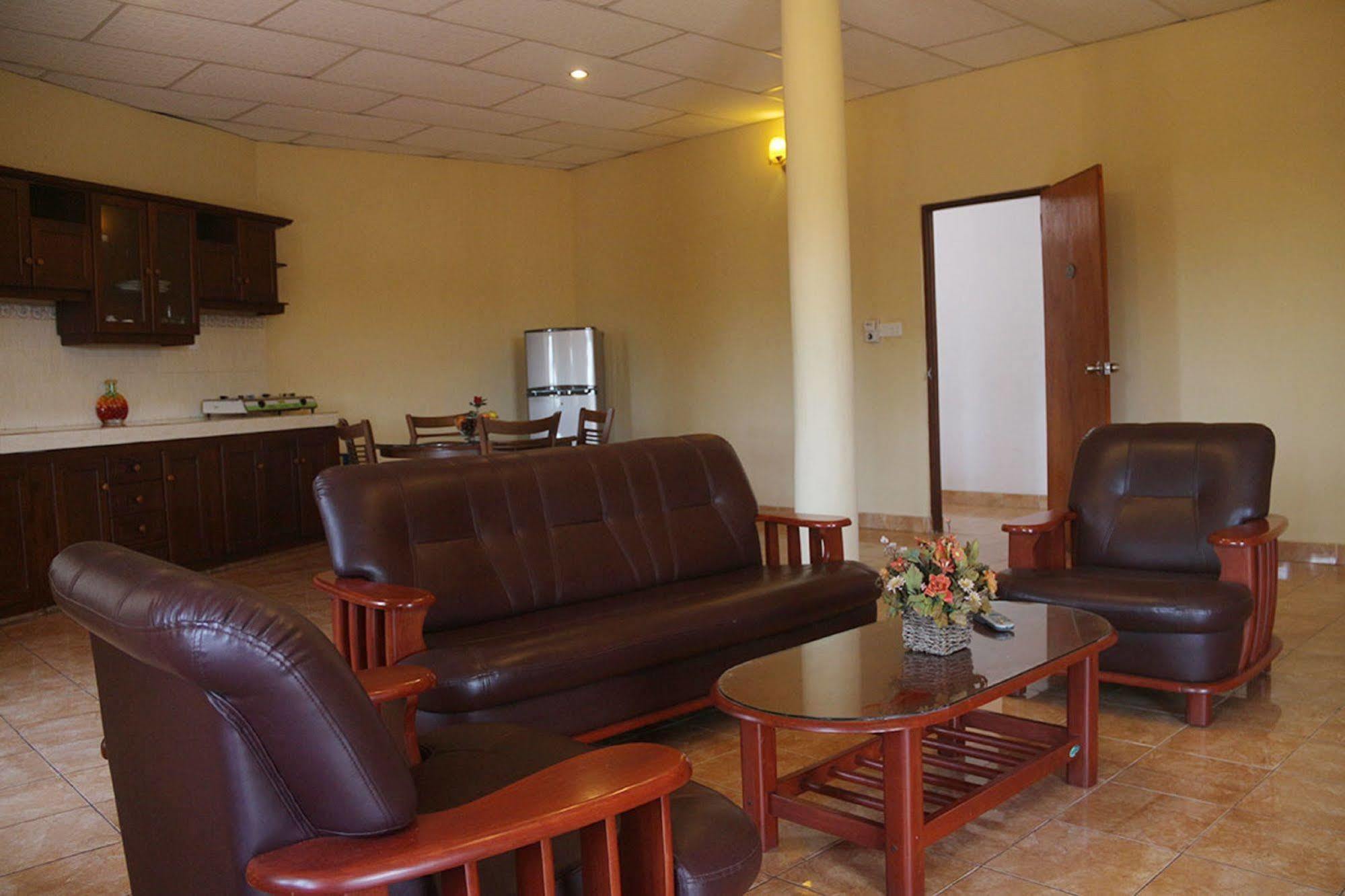 Hotel Red Rose Negombo Bagian luar foto