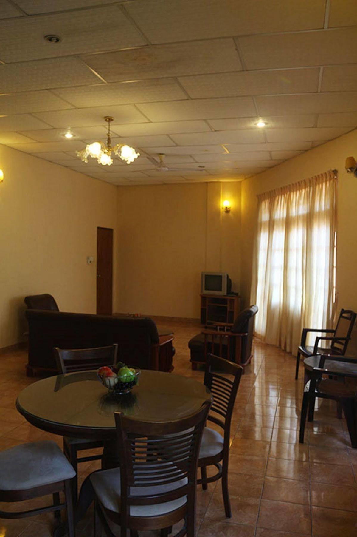 Hotel Red Rose Negombo Bagian luar foto