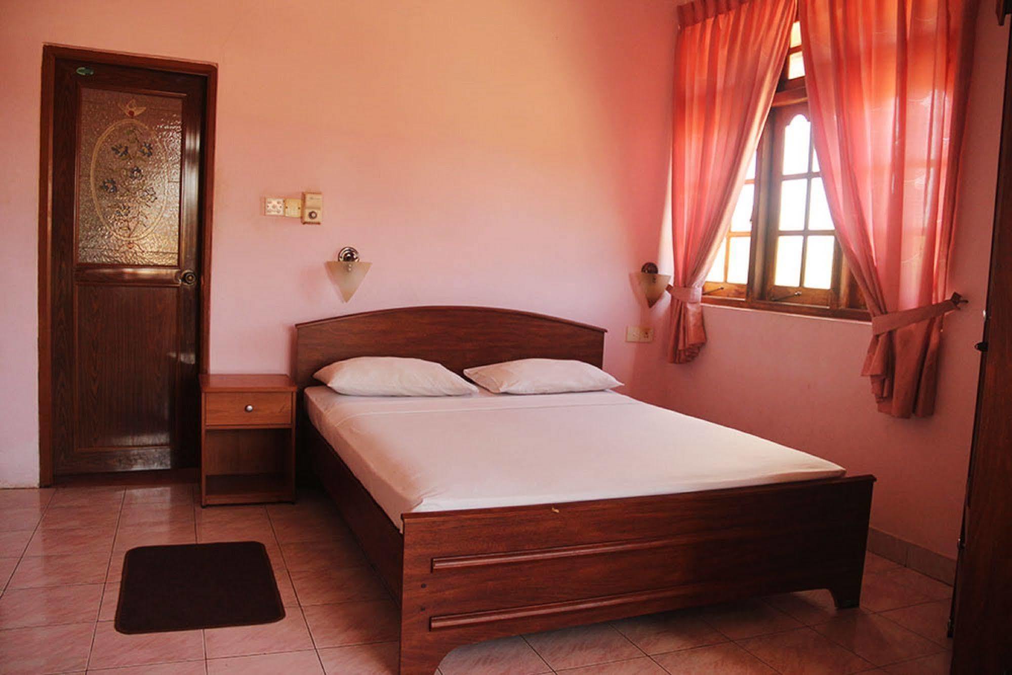 Hotel Red Rose Negombo Bagian luar foto