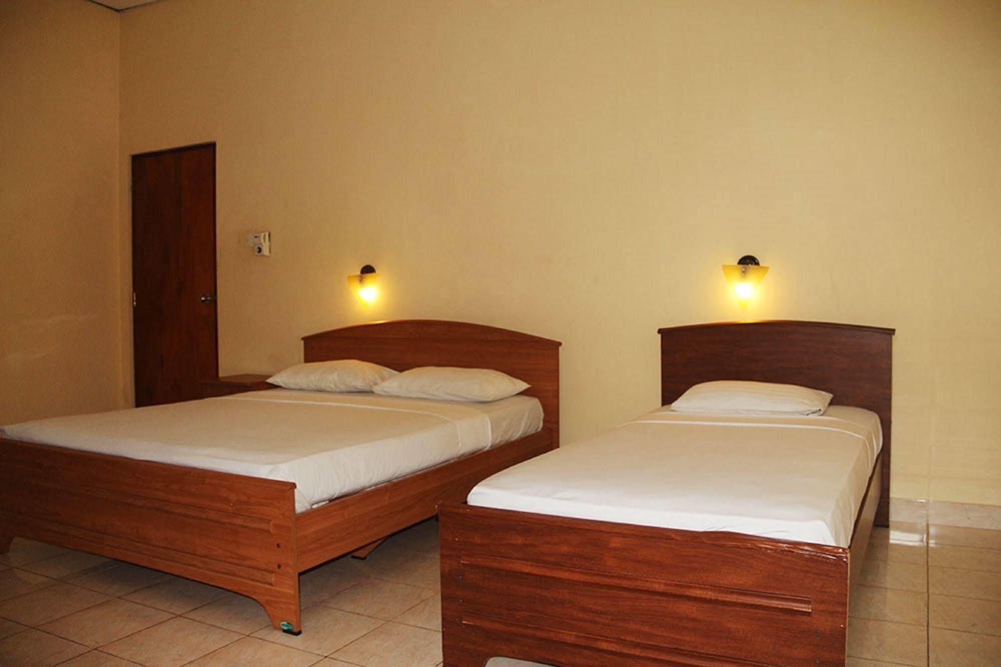Hotel Red Rose Negombo Bagian luar foto