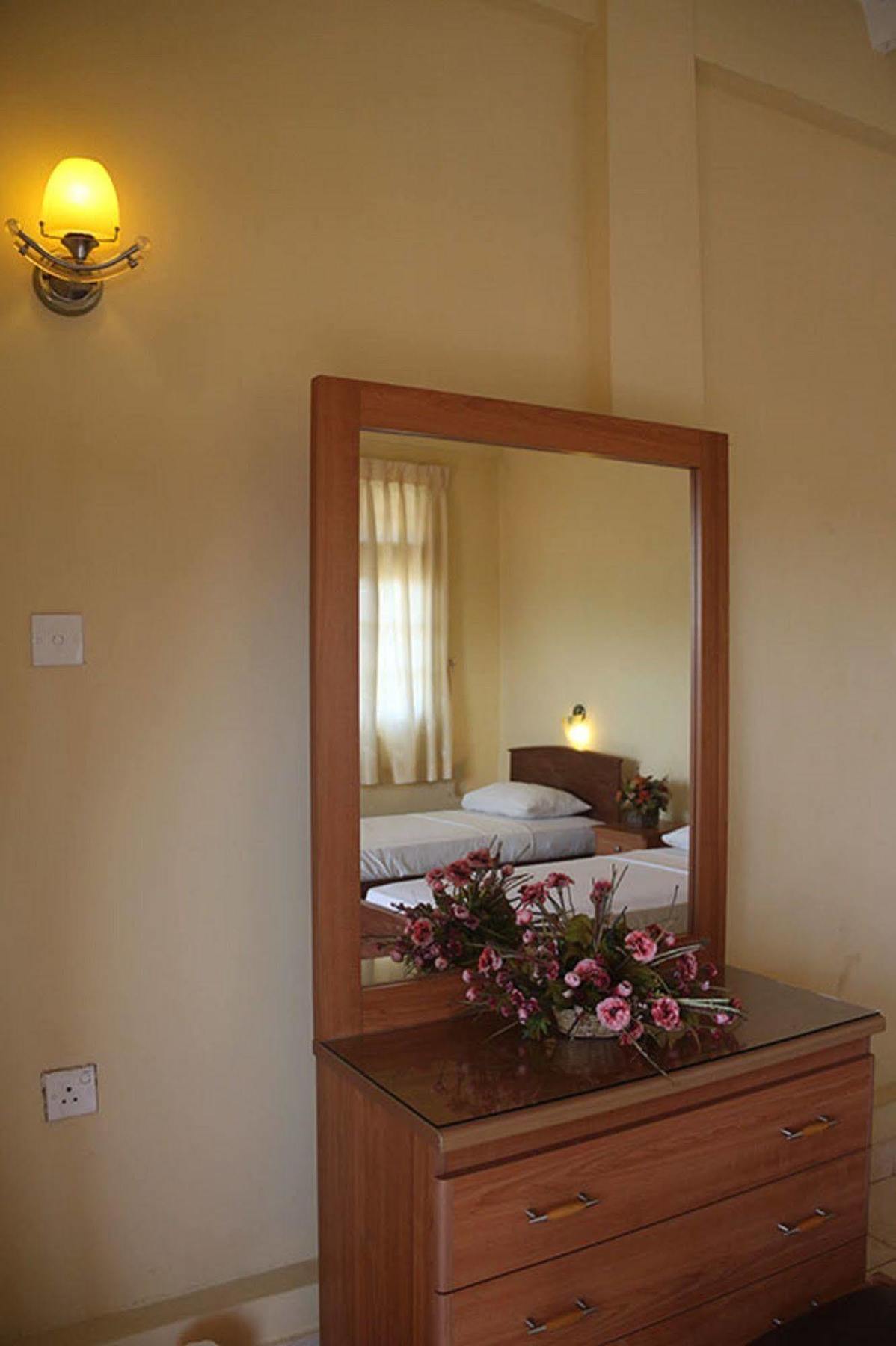 Hotel Red Rose Negombo Bagian luar foto