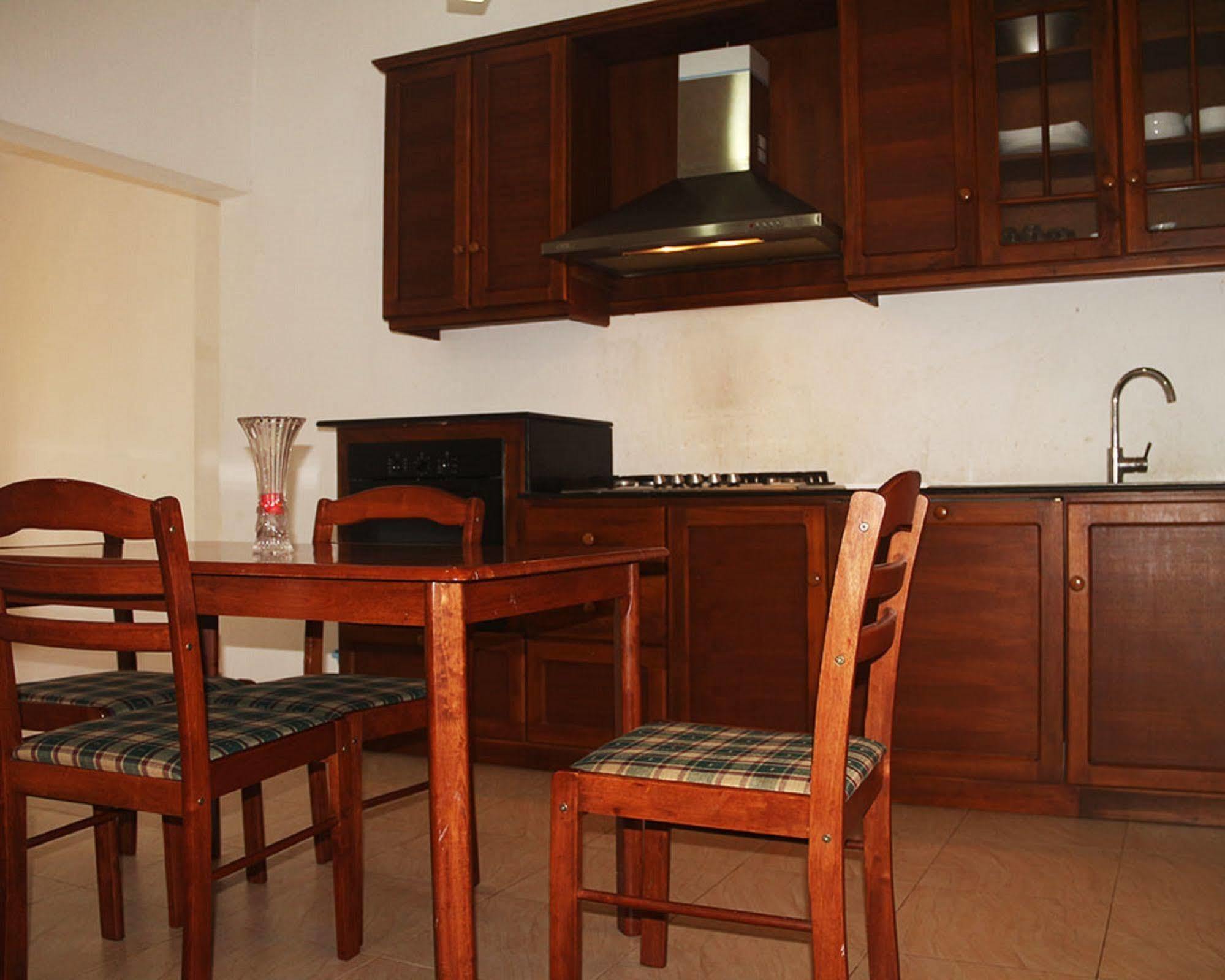Hotel Red Rose Negombo Bagian luar foto
