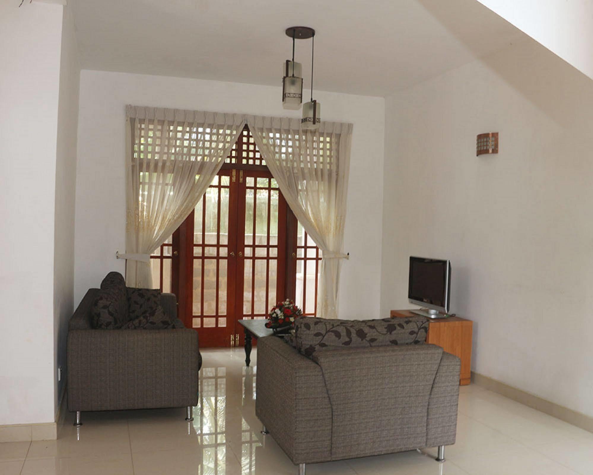 Hotel Red Rose Negombo Bagian luar foto