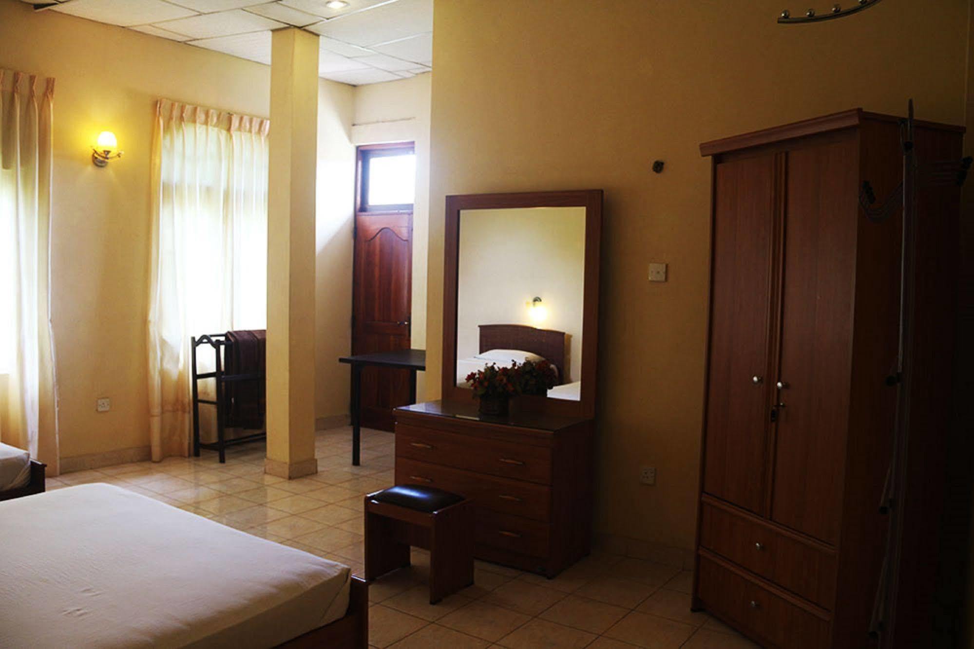 Hotel Red Rose Negombo Bagian luar foto