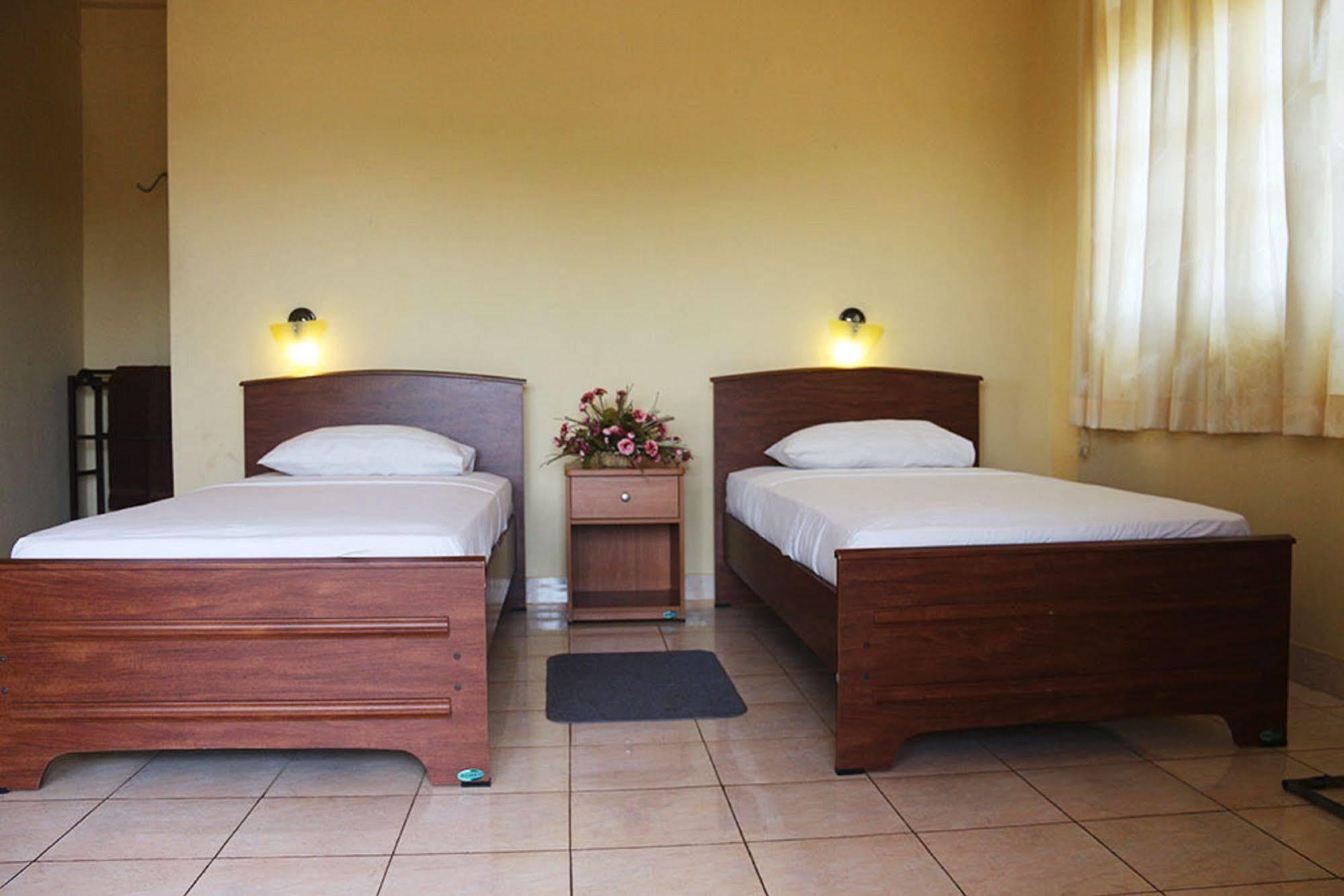 Hotel Red Rose Negombo Bagian luar foto