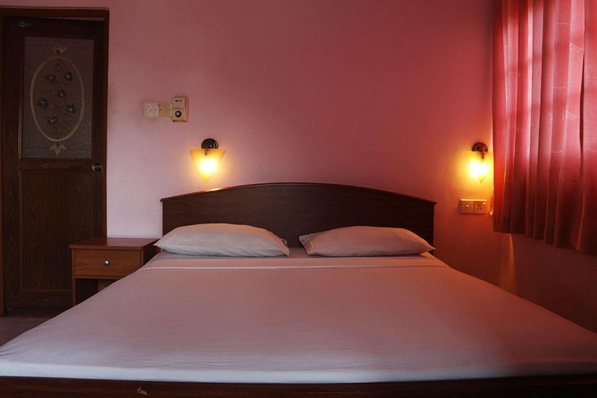 Hotel Red Rose Negombo Bagian luar foto