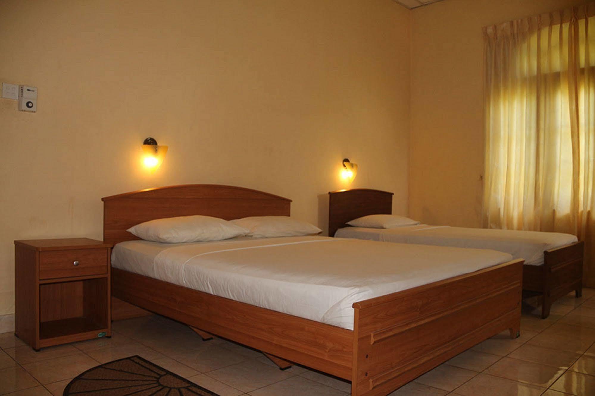 Hotel Red Rose Negombo Bagian luar foto