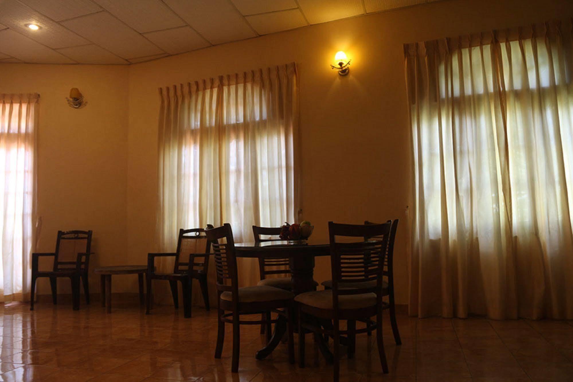 Hotel Red Rose Negombo Bagian luar foto