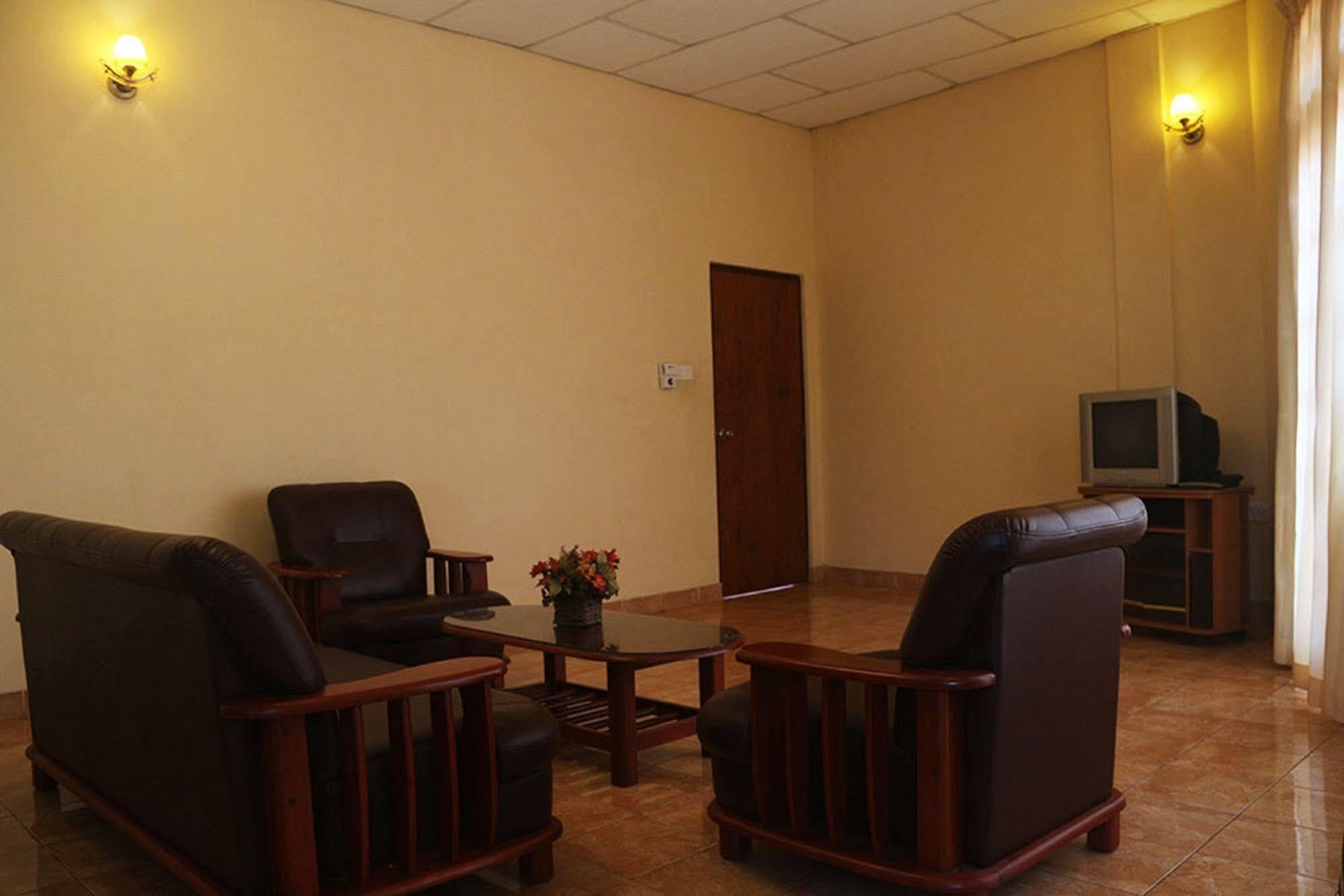 Hotel Red Rose Negombo Bagian luar foto