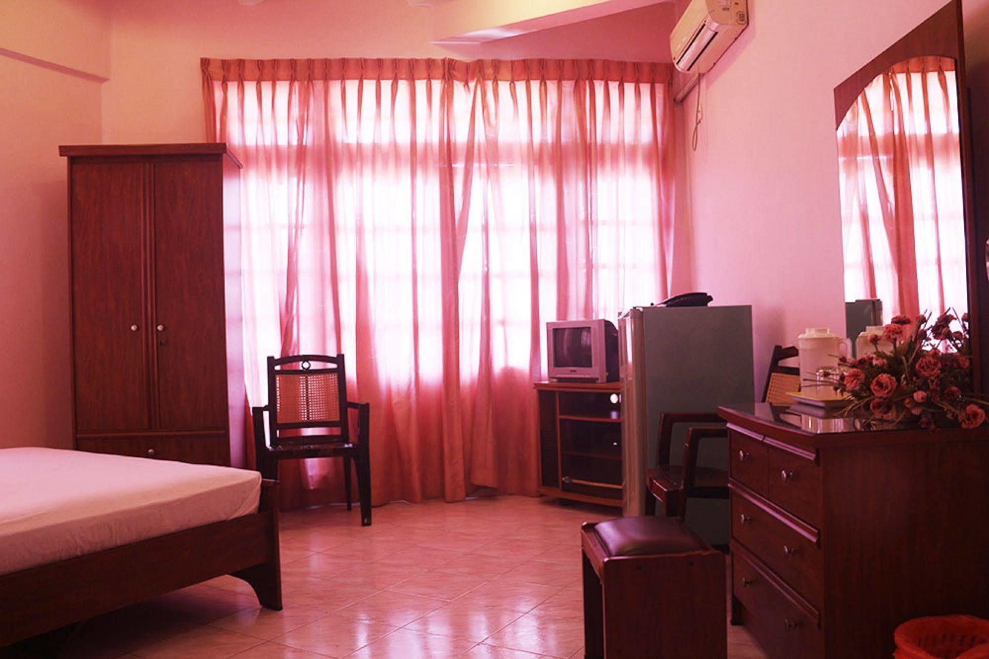 Hotel Red Rose Negombo Bagian luar foto