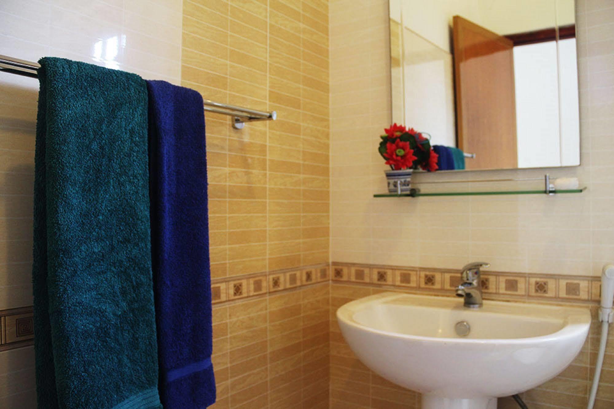 Hotel Red Rose Negombo Bagian luar foto