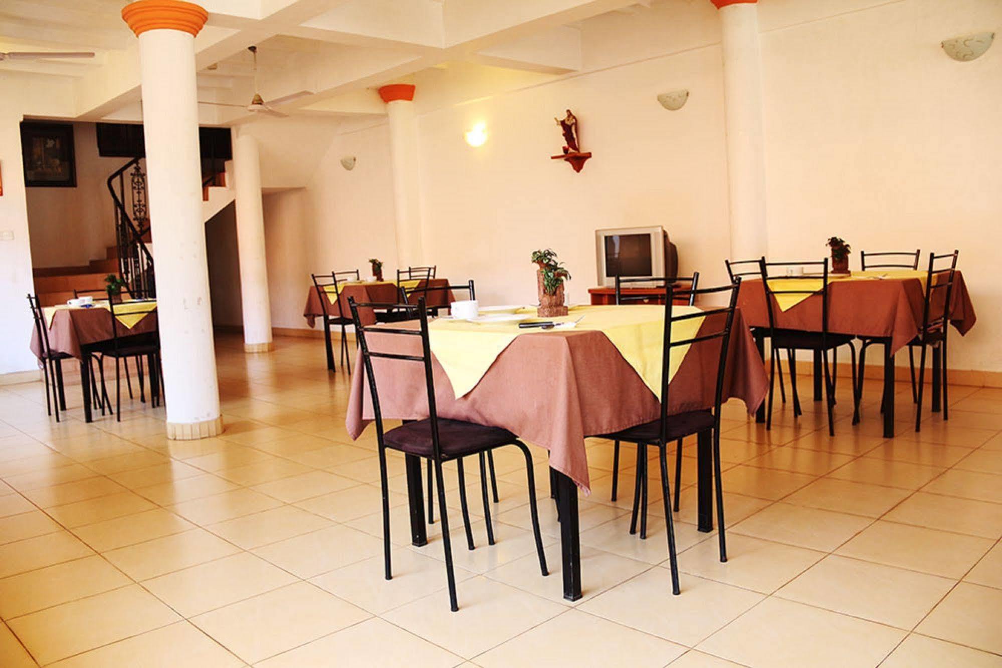 Hotel Red Rose Negombo Bagian luar foto