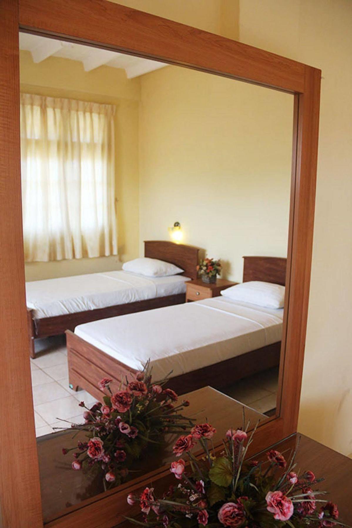 Hotel Red Rose Negombo Bagian luar foto