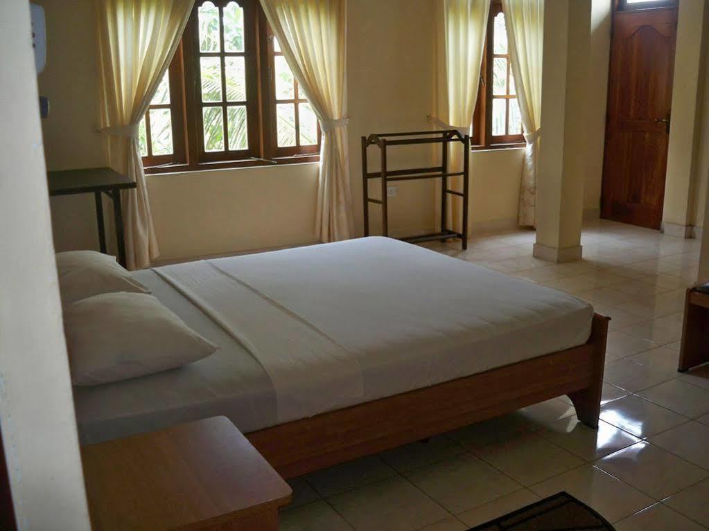 Hotel Red Rose Negombo Bagian luar foto