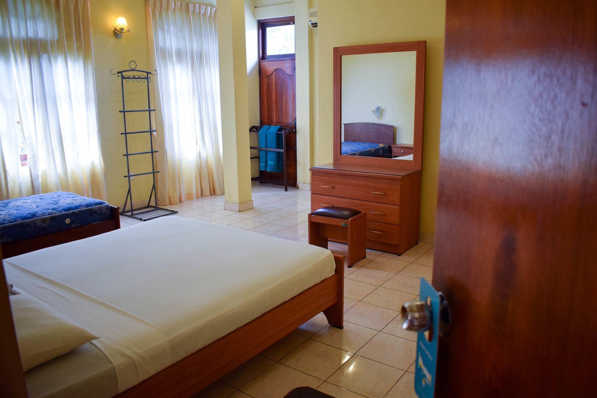 Hotel Red Rose Negombo Bagian luar foto