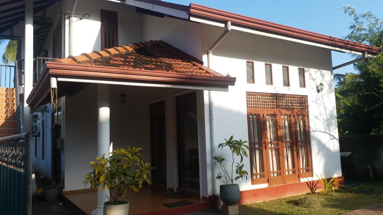 Hotel Red Rose Negombo Bagian luar foto