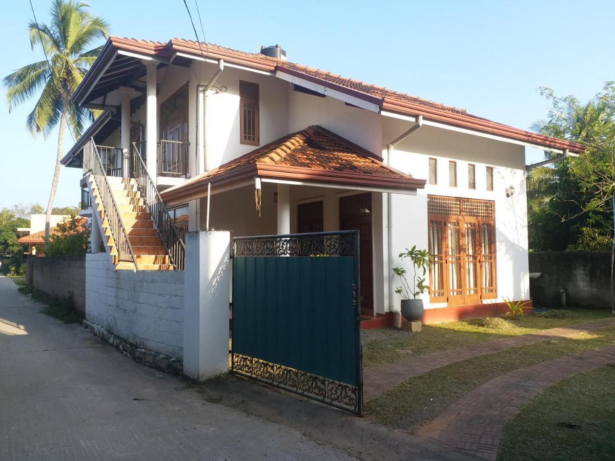 Hotel Red Rose Negombo Bagian luar foto