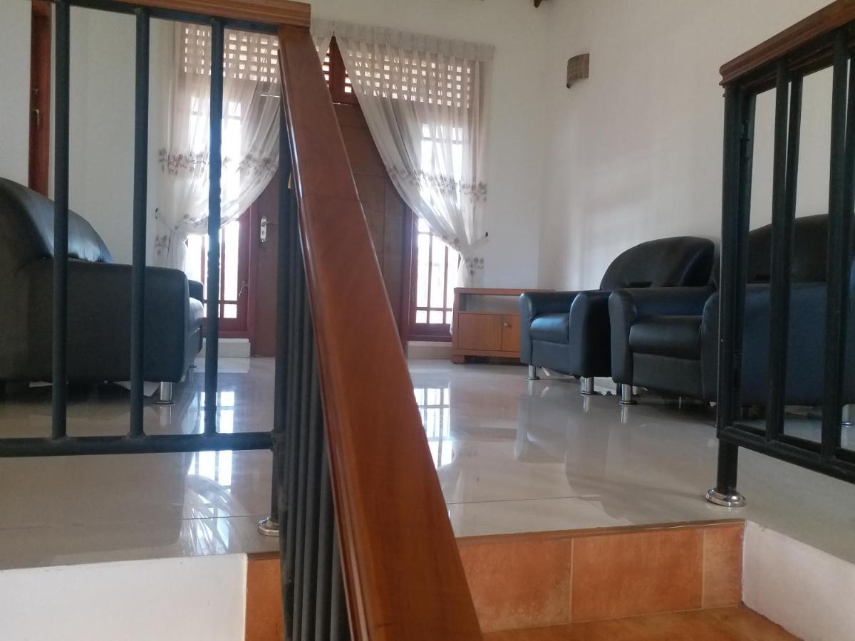 Hotel Red Rose Negombo Bagian luar foto