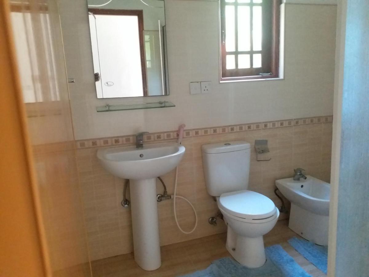 Hotel Red Rose Negombo Bagian luar foto
