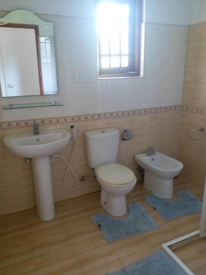 Hotel Red Rose Negombo Bagian luar foto