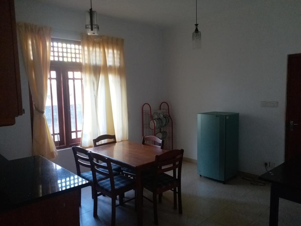 Hotel Red Rose Negombo Bagian luar foto